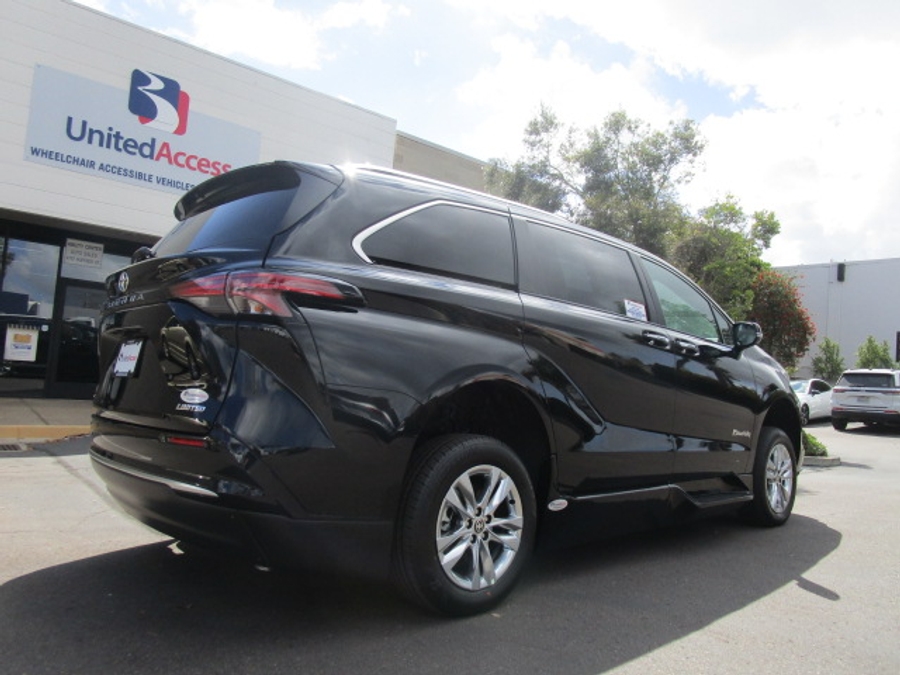 New 2026 Toyota Sienna Hybrid Limited - BraunAbility Side Entry Entry Fold Out Automatic Ramp