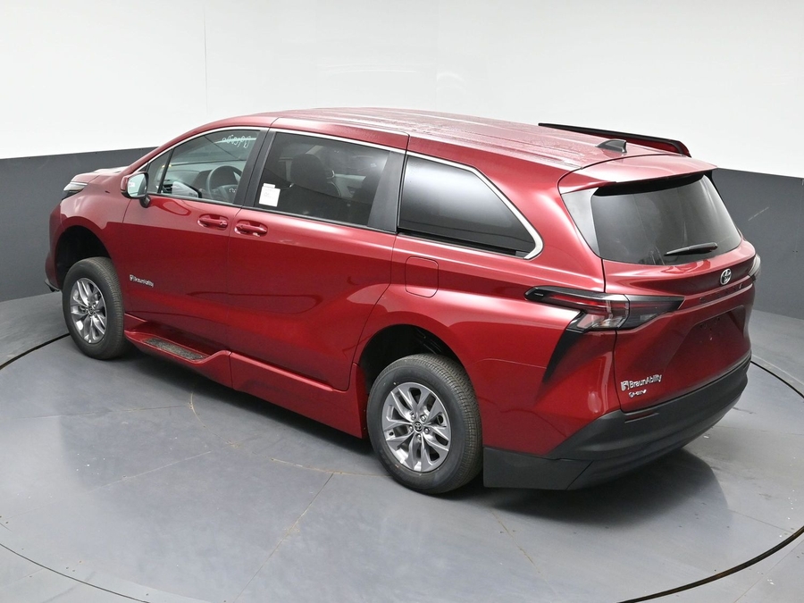New 2026 Toyota Sienna Hybrid LE - BraunAbility Side Entry Fold Out Automatic Ramp