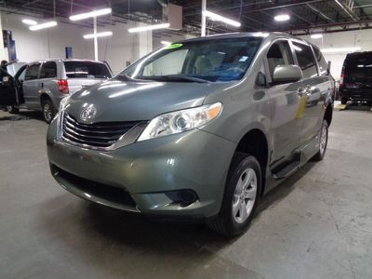 2014 TOYOTA SIENNA - Image 4