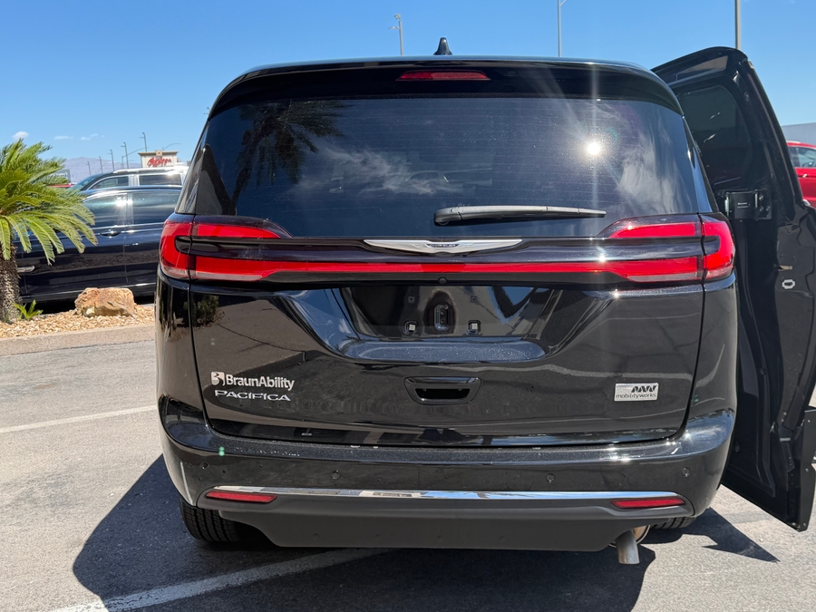 Used 2025 Chrysler Pacifica Select - BraunAbility Side Entry Fold Out Automatic Ramp