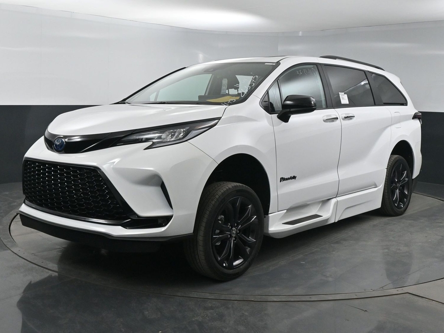 New 2025 Toyota Sienna Hybrid XSE Sport - BraunAbility Side Entry Entry Fold Out Automatic Ramp
