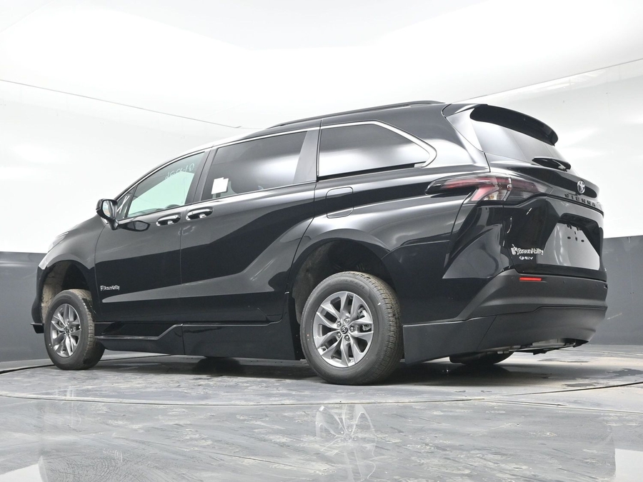 Black Toyota Sienna image number 20