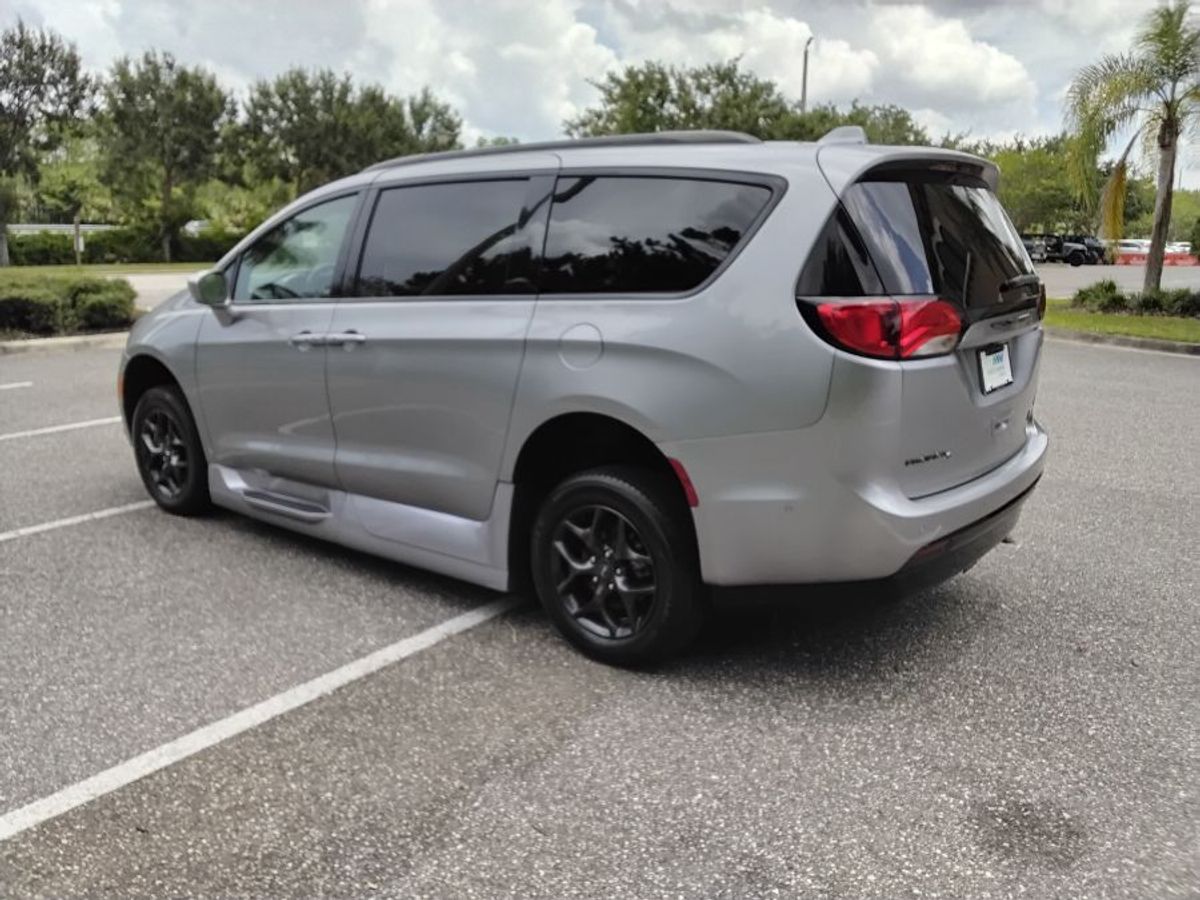 Silver Chrysler Pacifica image number 3