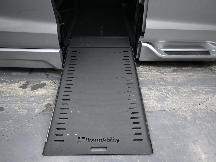 New 2025 Toyota Sienna Hybrid XLE Plus - BraunAbility Side Entry Entry In Floor Automatic Ramp