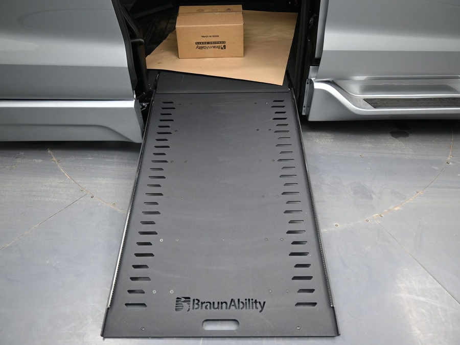 New 2025 Toyota Sienna Hybrid Platinum - BraunAbility Side Entry Entry In Floor Automatic Ramp
