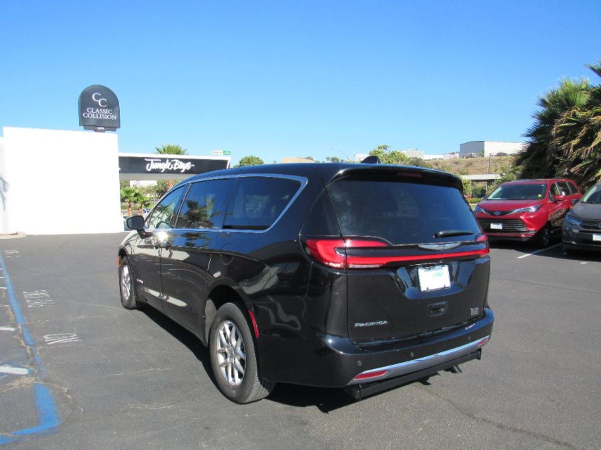 Black Chrysler Pacifica image number 4