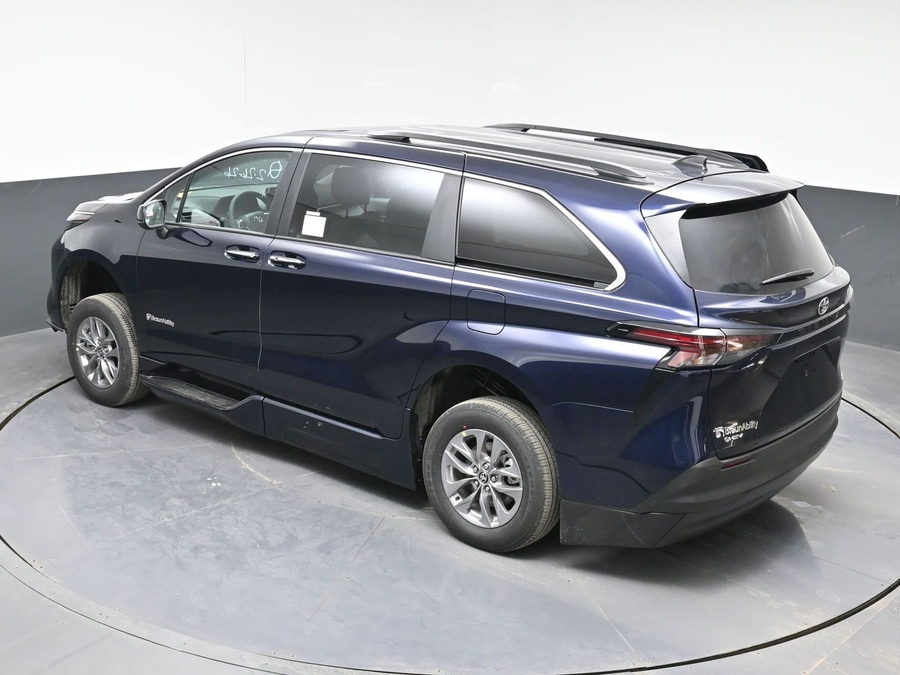 New 2026 Toyota Sienna Hybrid XLE Base - BraunAbility Side Entry Entry Fold Out Automatic Ramp