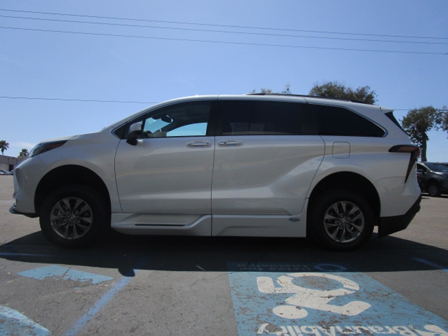 Used 2023 Toyota Sienna Hybrid XLE Plus - BraunAbility Side Entry Entry Fold Out Automatic Ramp