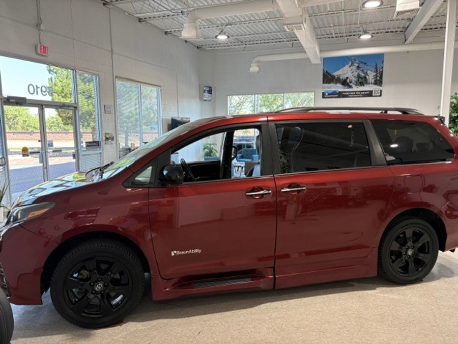 Used 2020 Toyota Sienna SE - BraunAbility Side Entry Fold Out Automatic Ramp