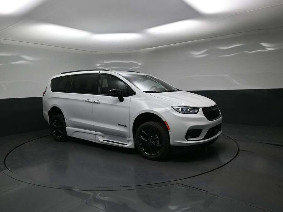 New 2026 Chrysler Pacifica Select Sport - BraunAbility Side Entry Fold Out Automatic Ramp