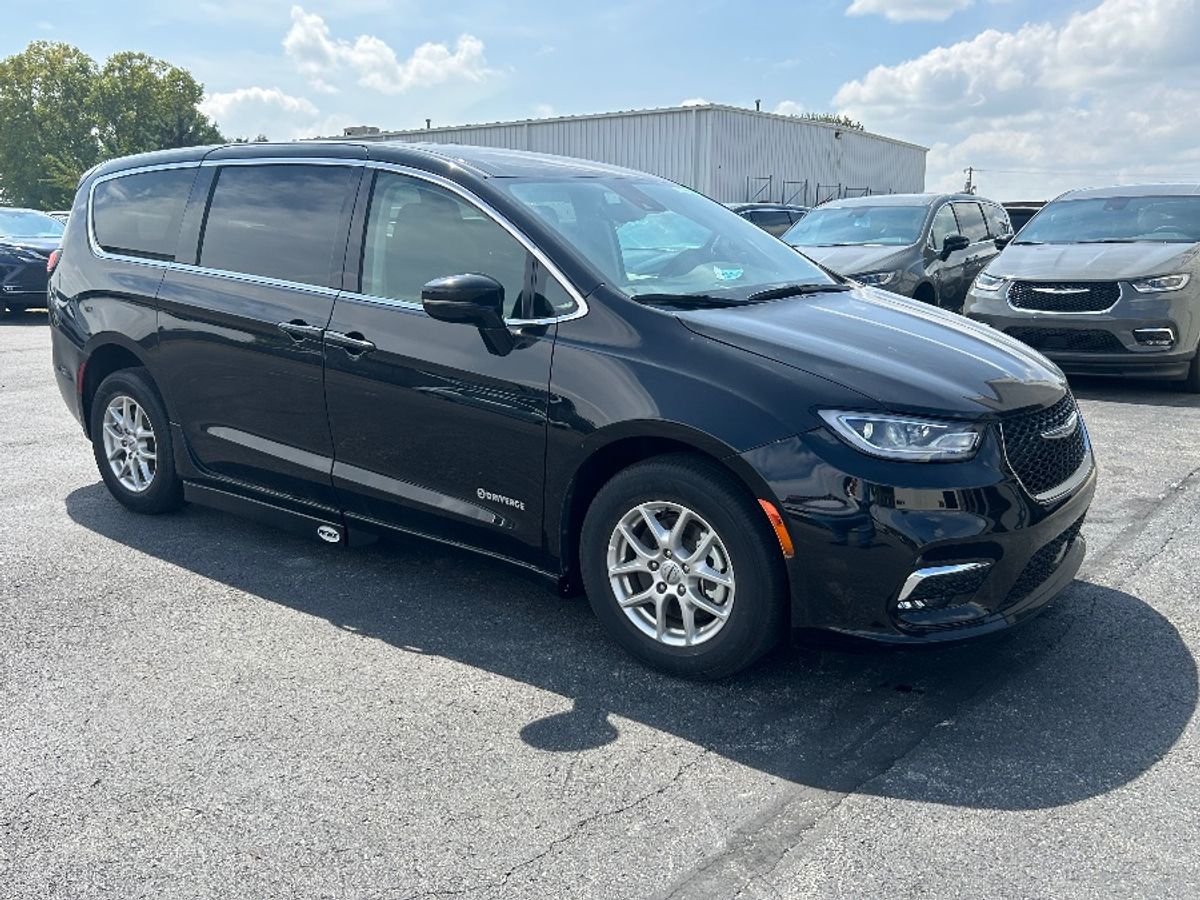 Black Chrysler Pacifica image number 10