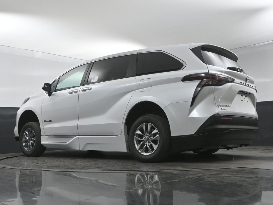 New 2025 Toyota Sienna Hybrid XLE Base - BraunAbility Side Entry Entry Fold Out Automatic Ramp