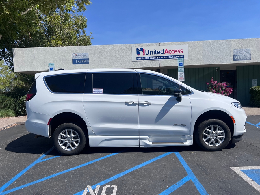Used 2025 Chrysler Pacifica Select Plus - BraunAbility Side Entry Fold Out Automatic Ramp