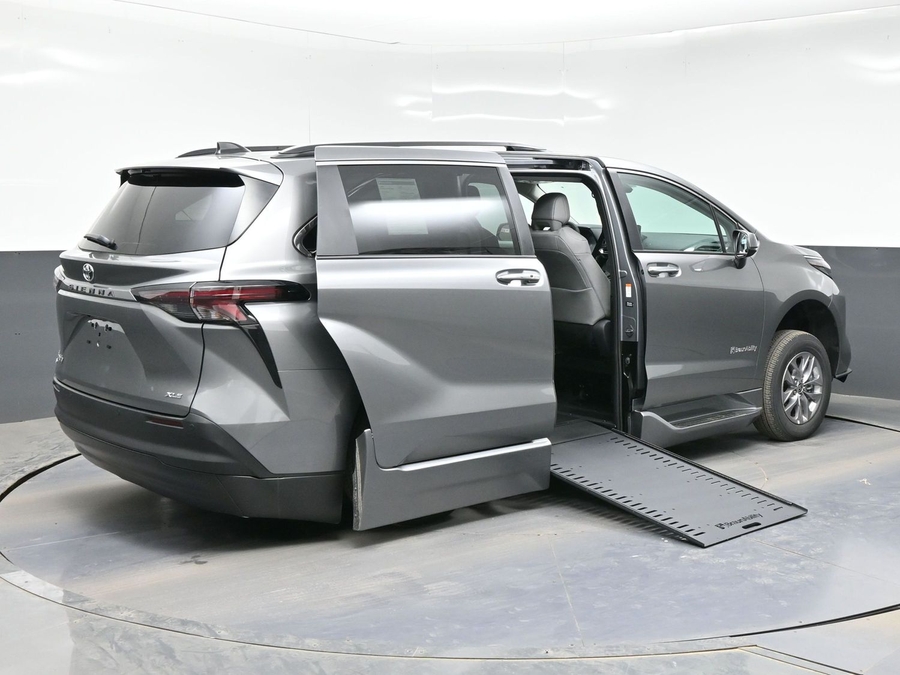 Grey Toyota Sienna image number 6