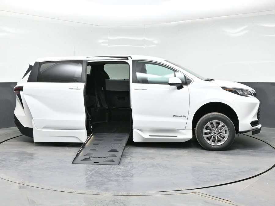 New 2026 Toyota Sienna Hybrid LE - BraunAbility Side Entry Entry Fold Out Automatic Ramp
