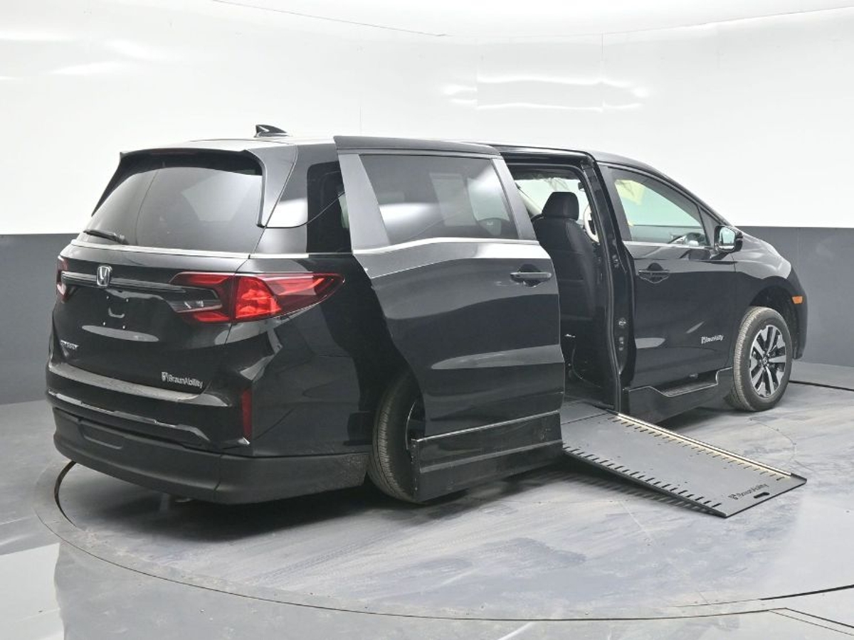 Black Honda Odyssey image number 6