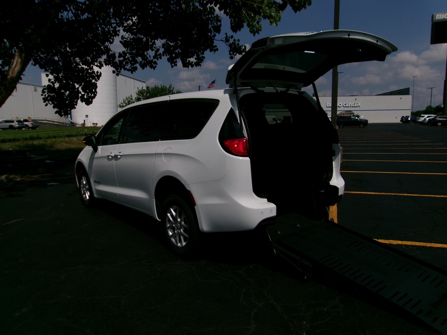 White Chrysler Voyager image number 38