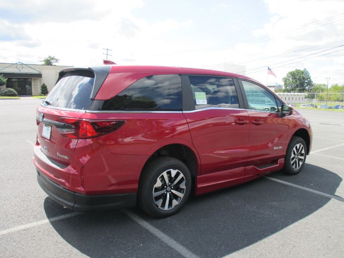 Red Honda Odyssey image number 5