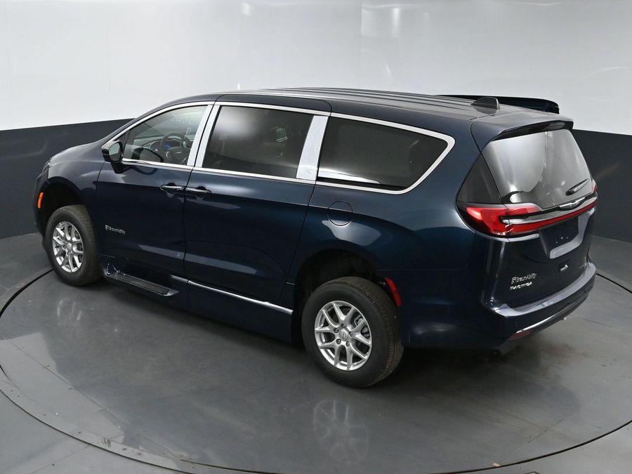 New 2025 Chrysler Pacifica Select Safety - BraunAbility Side Entry Entry In Floor Automatic Ramp