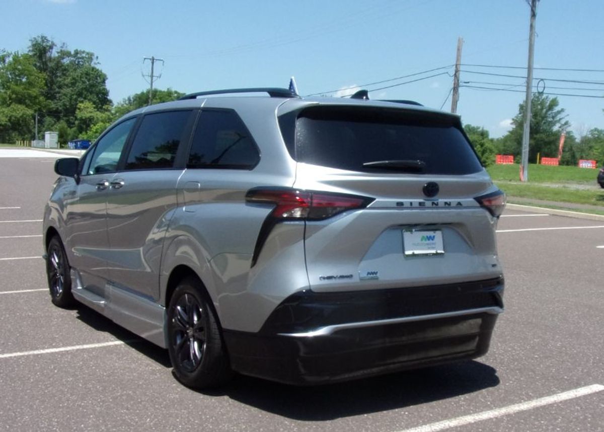 Silver Toyota Sienna image number 4