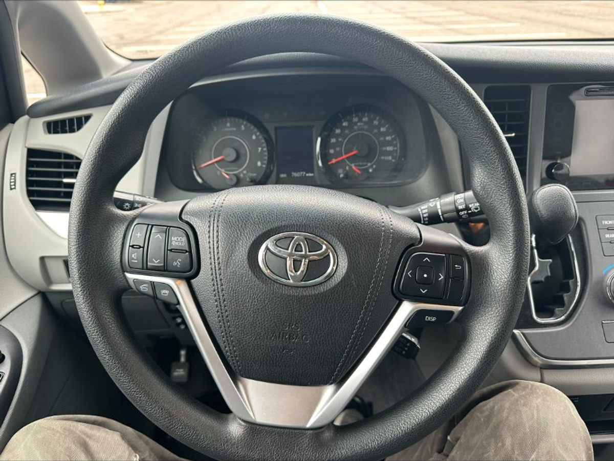 2017 TOYOTA SIENNA - Image 9