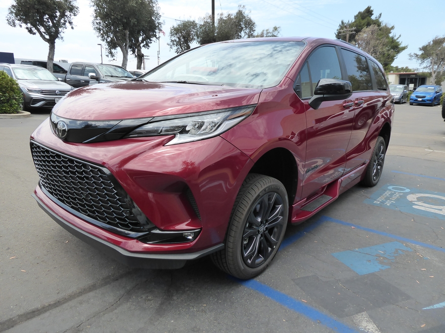 New 2026 Toyota Sienna Hybrid XSE Sport - BraunAbility Side Entry Fold Out Automatic Ramp