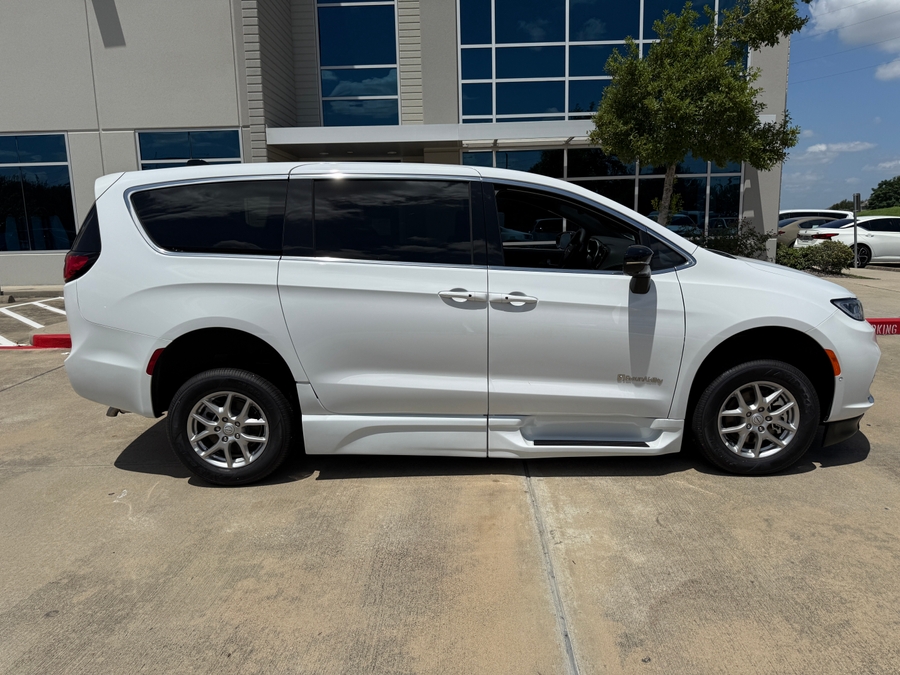 White Chrysler Pacifica image number 1