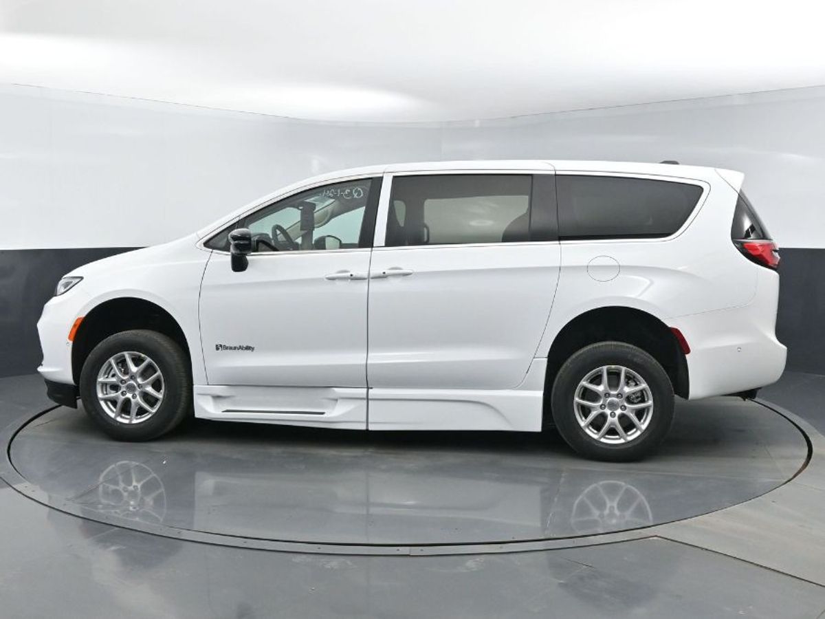 White Chrysler Pacifica image number 7