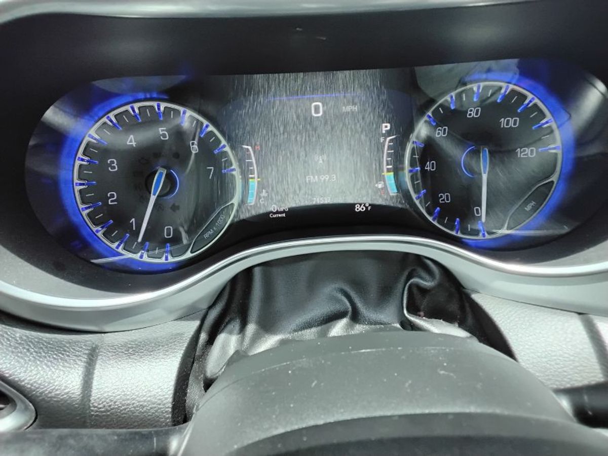 Silver Chrysler Pacifica image number 4