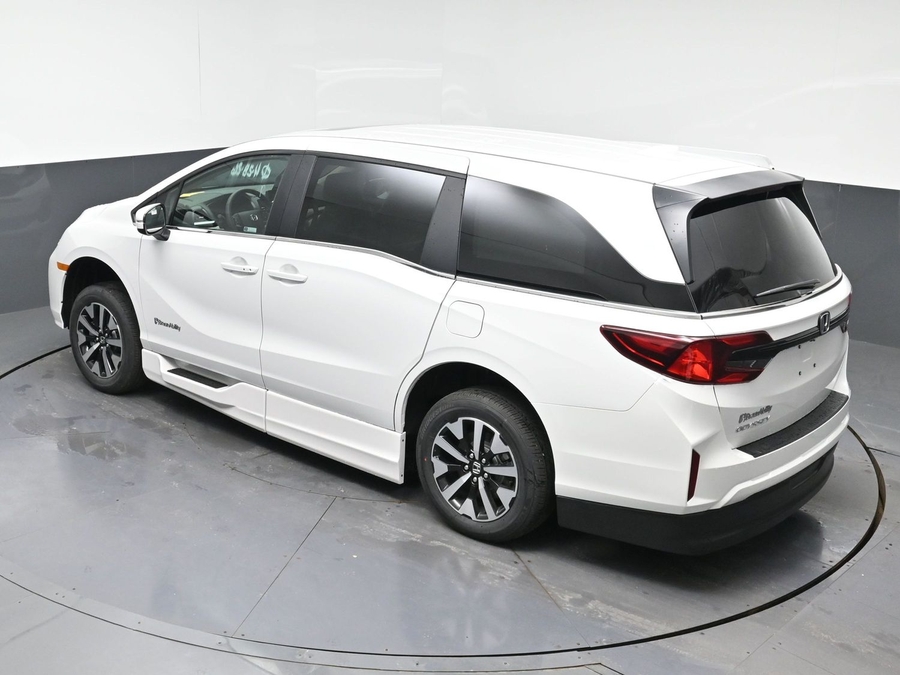 White Honda Odyssey image number 21