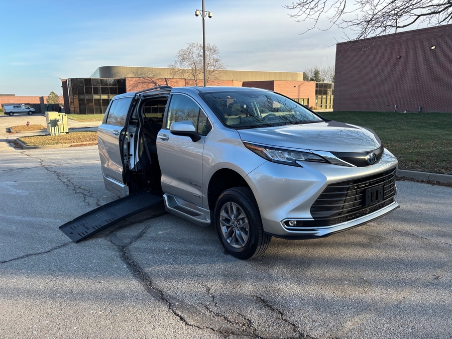 Used 2021 Toyota Sienna Hybrid XLE Base - BraunAbility Side Entry Entry Fold Out Automatic Ramp