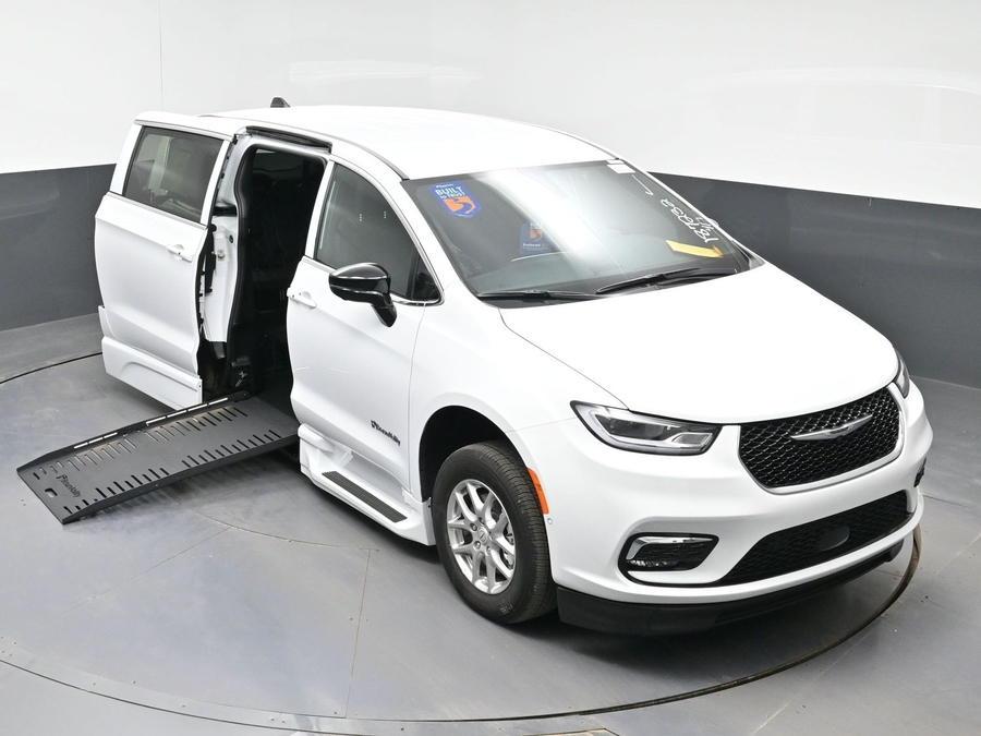 New 2026 Chrysler Pacifica Select Safety - BraunAbility Side Entry Entry Fold Out Automatic Ramp