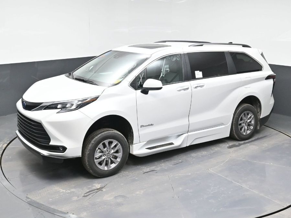 2025 TOYOTA SIENNA - Image 24