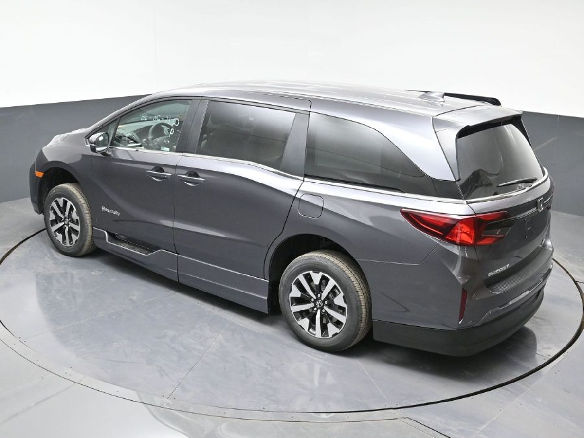 Grey Honda Odyssey image number 24