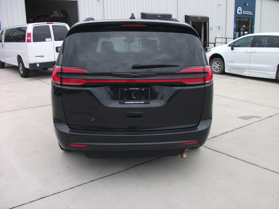 Used 2023 Chrysler Pacifica Touring L - BraunAbility Side Entry Fold Out Automatic Ramp