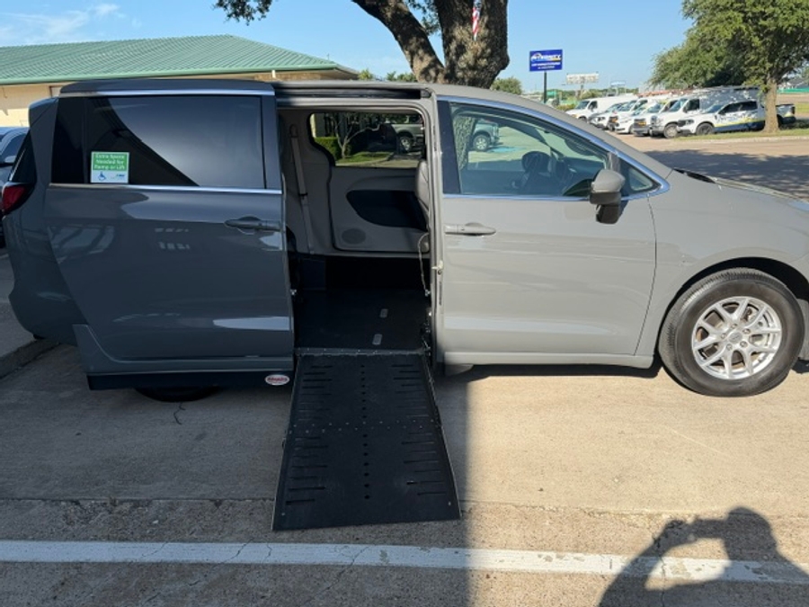 2023 Chrysler Pacifica Touring L's photo