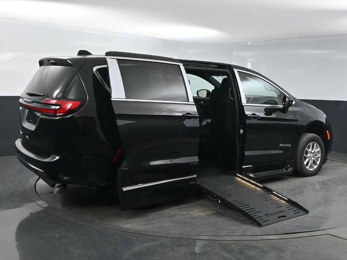 Black Chrysler Pacifica image number 6