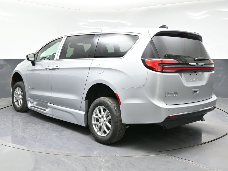 New 2026 Chrysler Pacifica Select Safety - BraunAbility Side Entry Entry In Floor Automatic Ramp