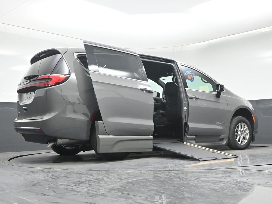 Used 2025 Chrysler Pacifica Select - BraunAbility Side Entry In Floor Automatic Ramp