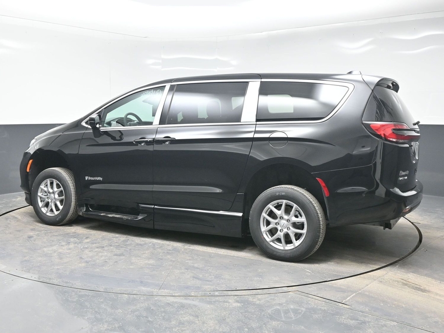 Black Chrysler Pacifica image number 1