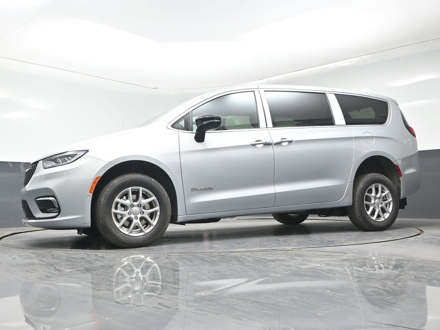 2026 Chrysler Pacifica Select - Photo 16