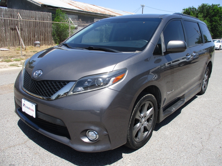 Used 2017 Toyota Sienna SE - BraunAbility Side Entry Fold Out Automatic Ramp