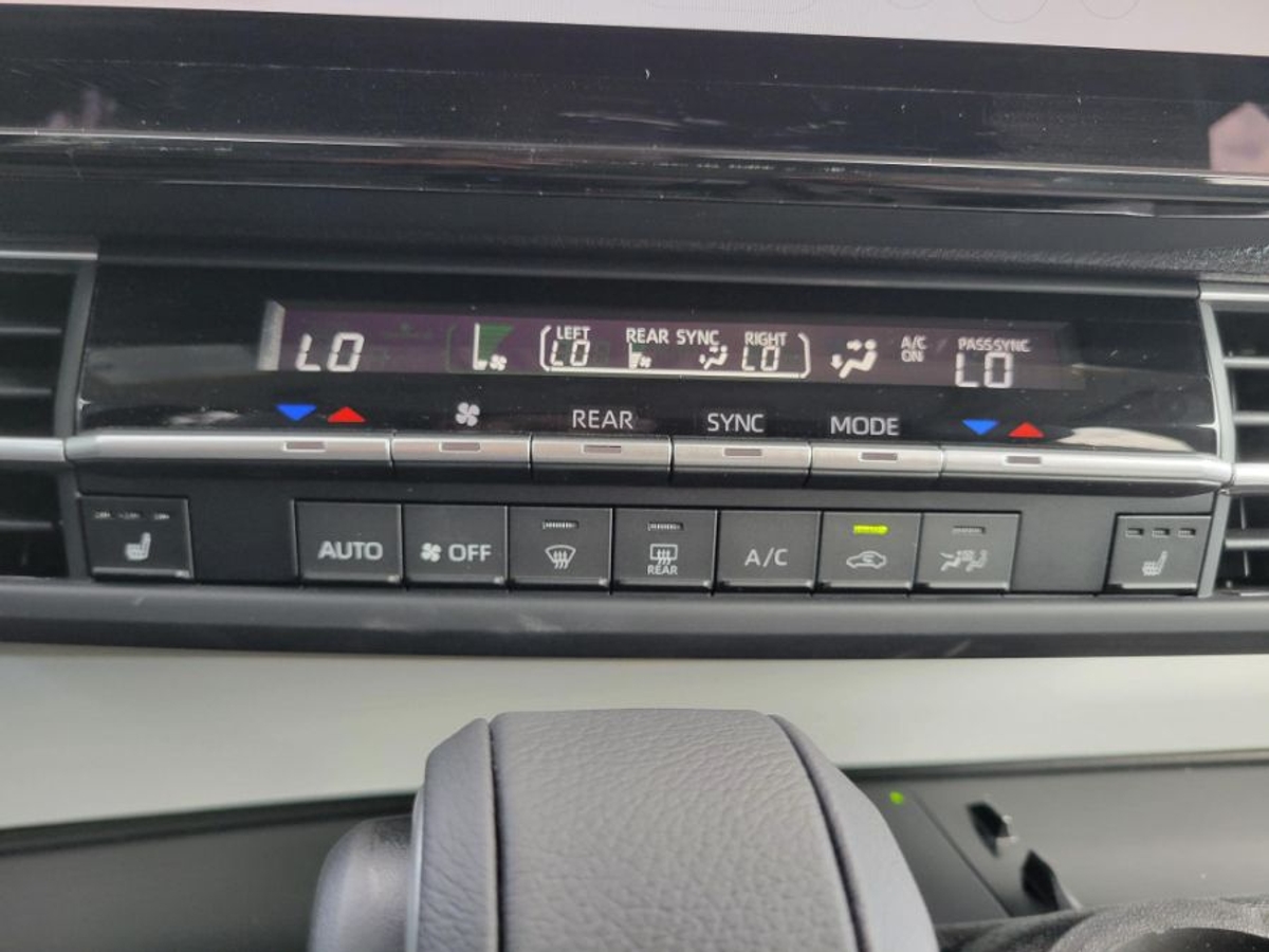 2025 TOYOTA SIENNA - Image 19