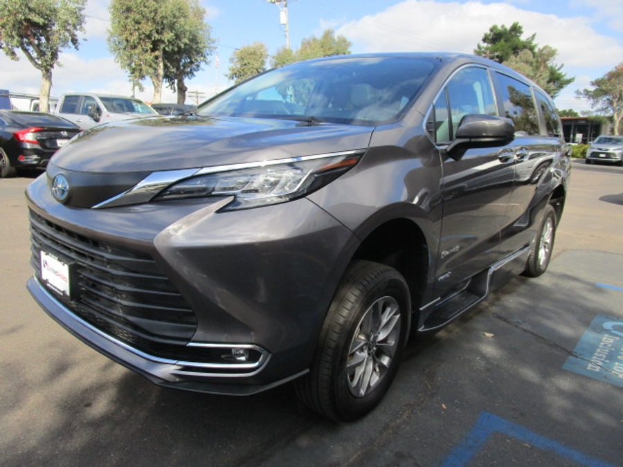 Used 2021 Toyota Sienna Hybrid XLE Base - BraunAbility Side Entry Entry Fold Out Automatic Ramp