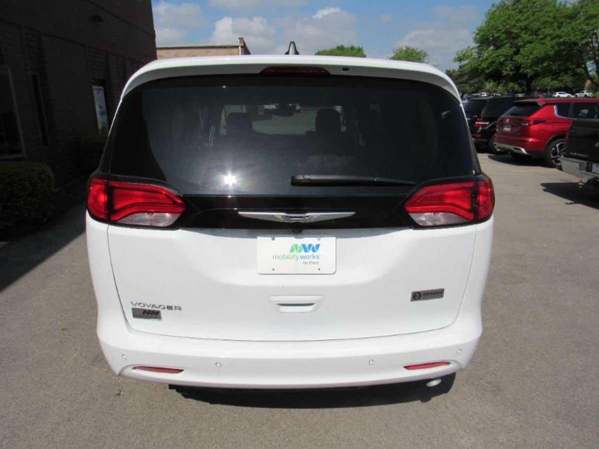 White Chrysler Voyager image number 10