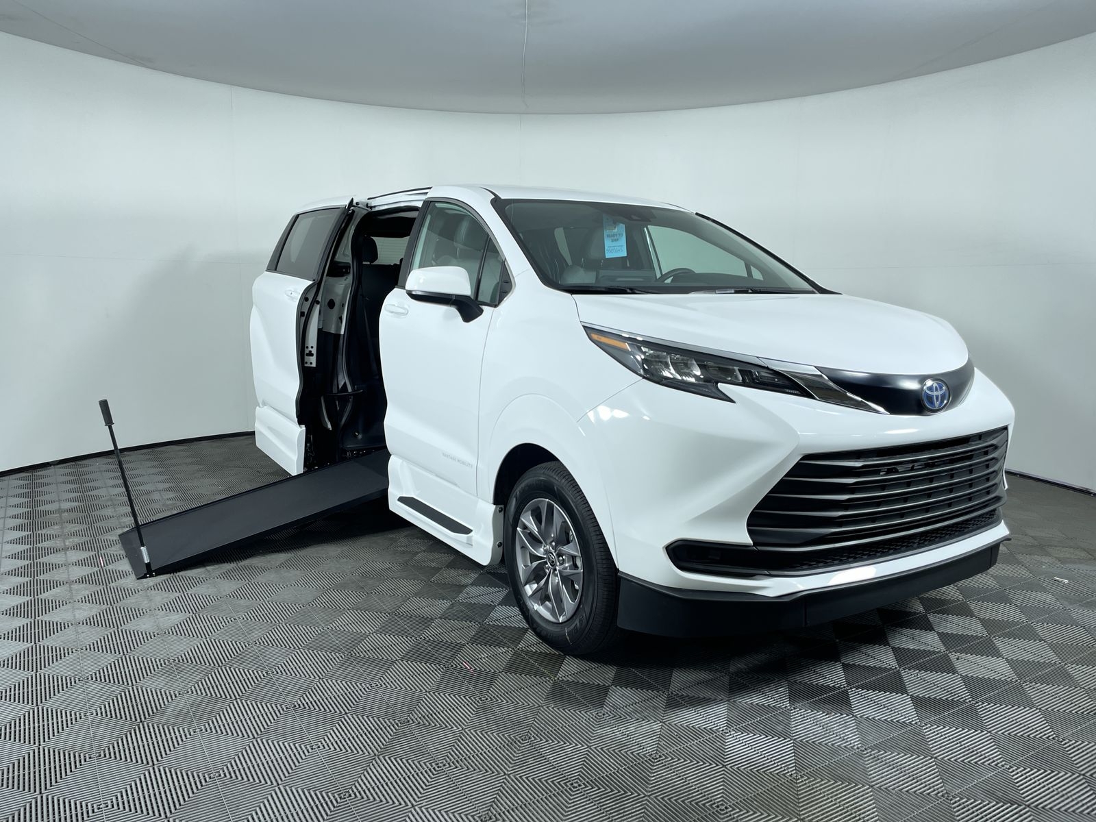 2025 Toyota Sienna LE's photo