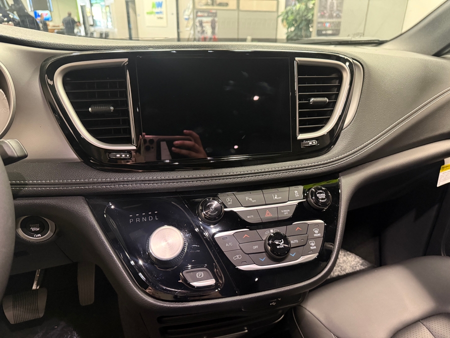 Black Chrysler Pacifica image number 7