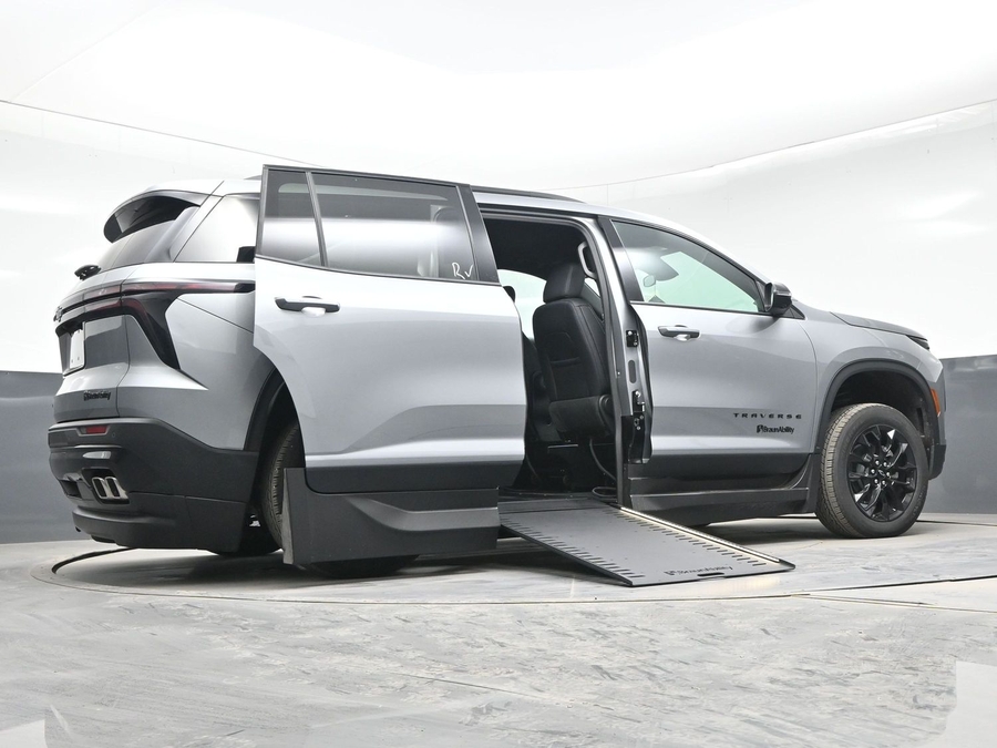 New 2025 Chevrolet Traverse 1LT Midnight - BraunAbility Side Entry Entry In Floor Automatic Ramp