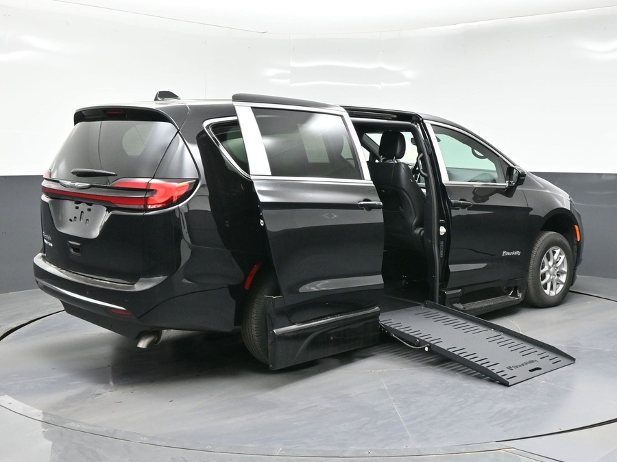 Black Chrysler Pacifica image number 4