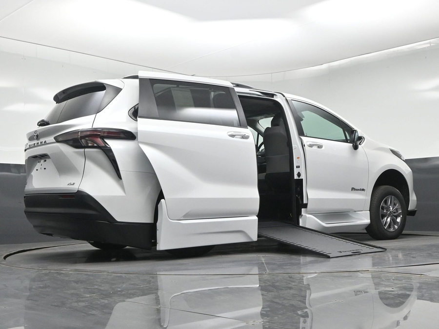 White Toyota Sienna image number 18